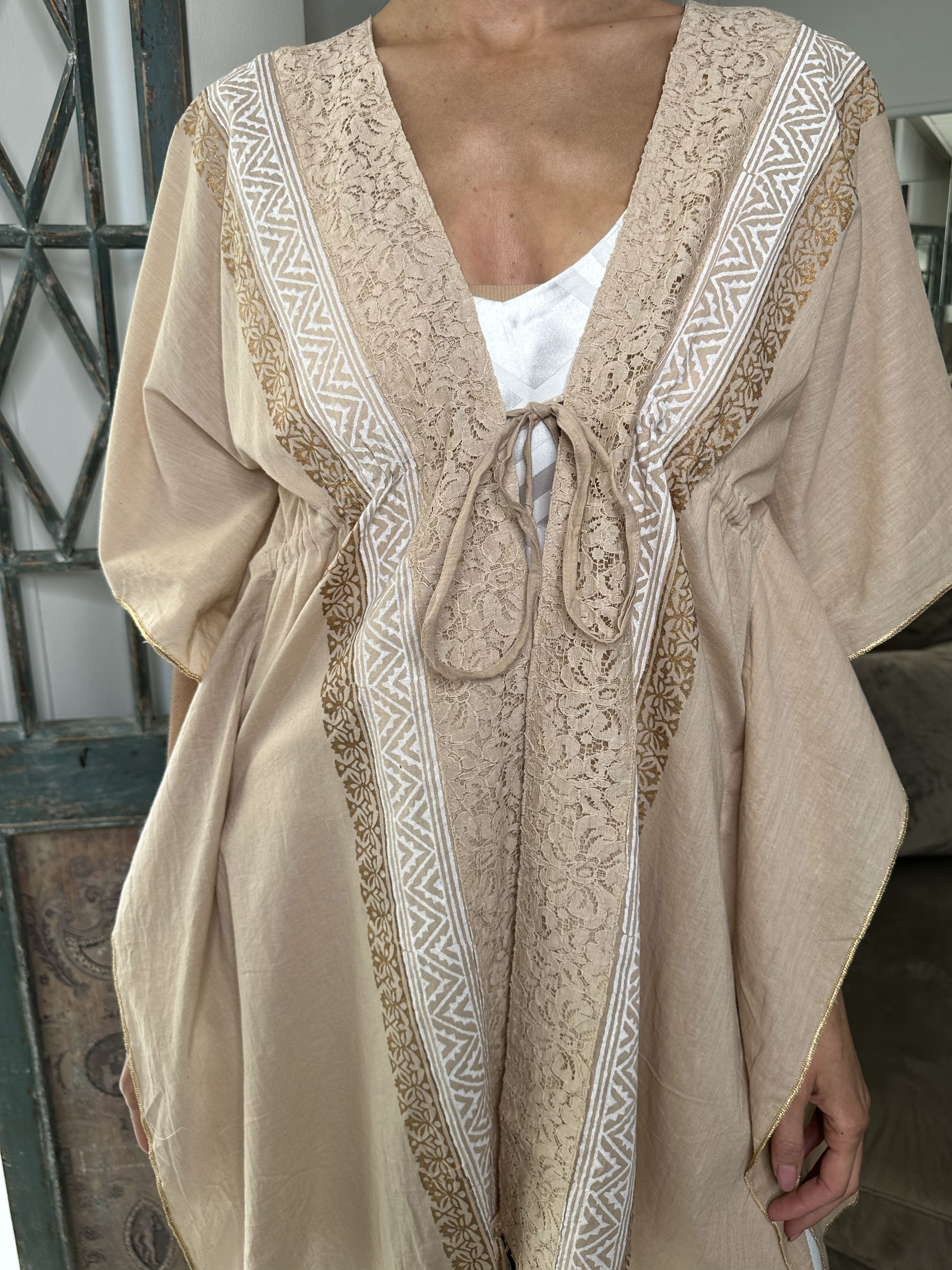 Delecias - Delikat öppen tunika med band